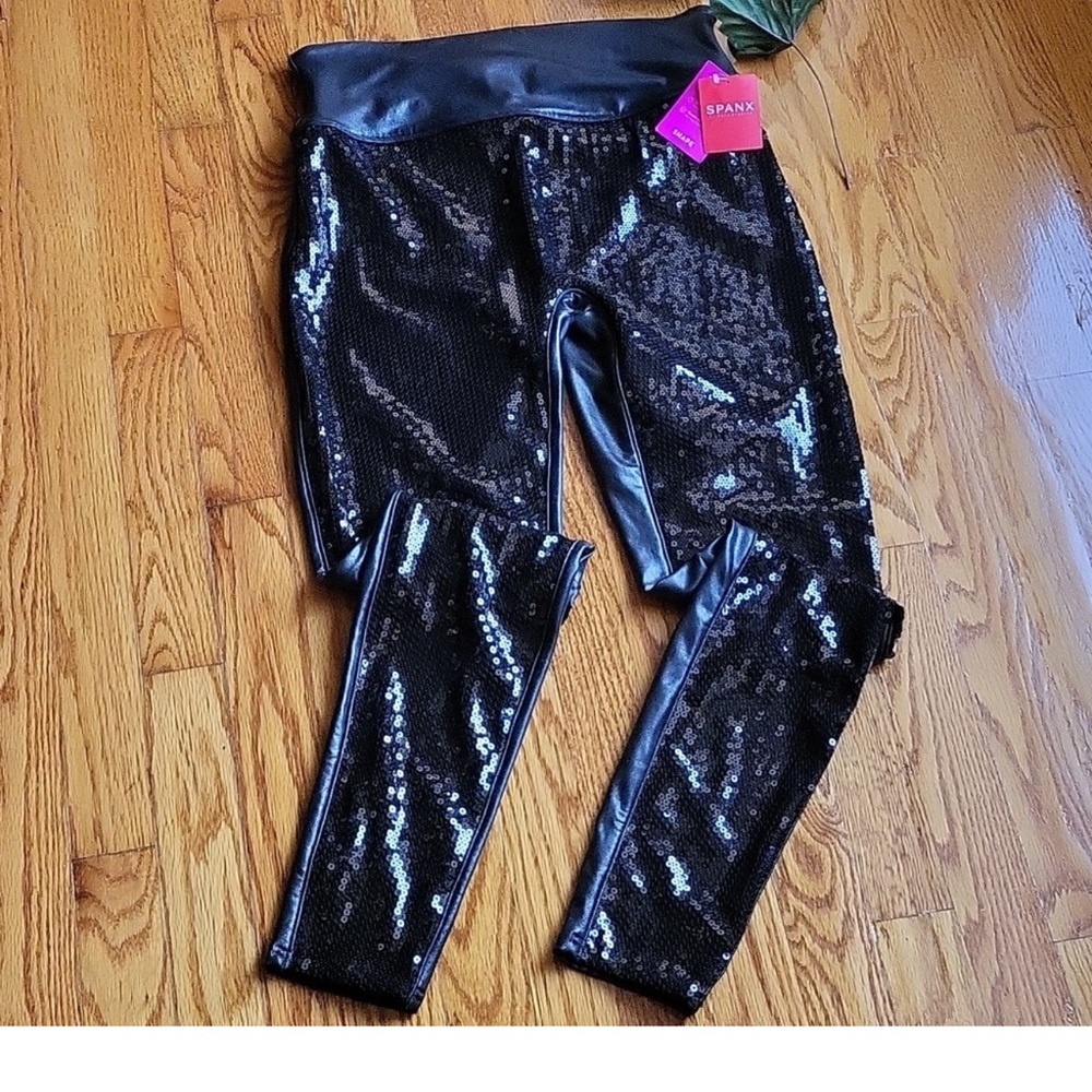 Spanx NWT women's black sequin faux leather leggings size L.